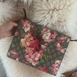 GUCCI
GG Supreme Monogram Blooms Large Cosmetic Case Beige Multicolor Dry Rose